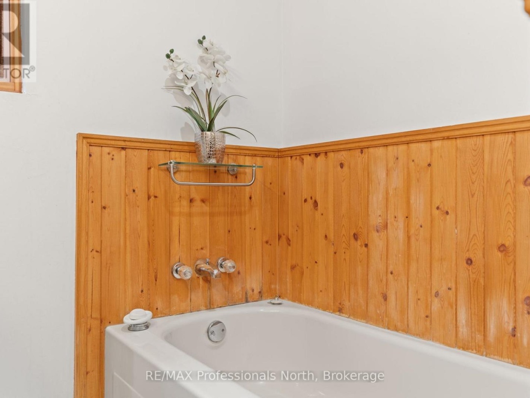 6213 KENNISIS LAKE ROAD, Kennisis Lake