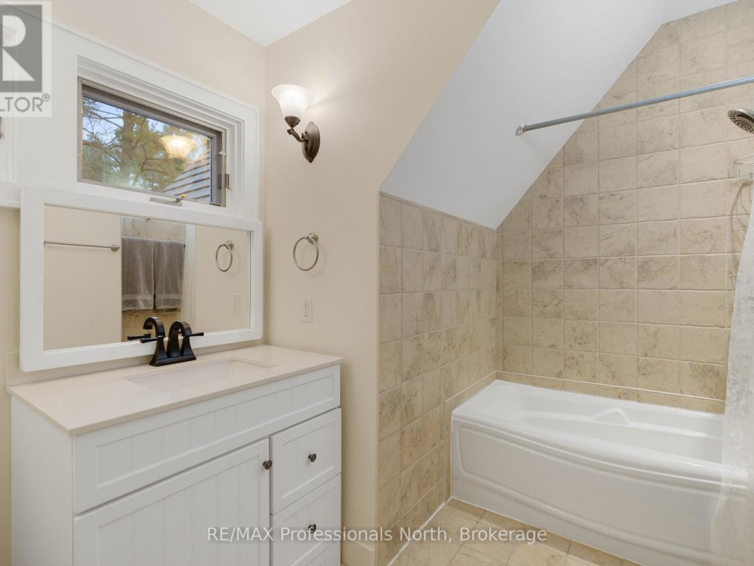 1656 MUSKOKA BEACH ROAD, Bracebridge (Muskoka (N))