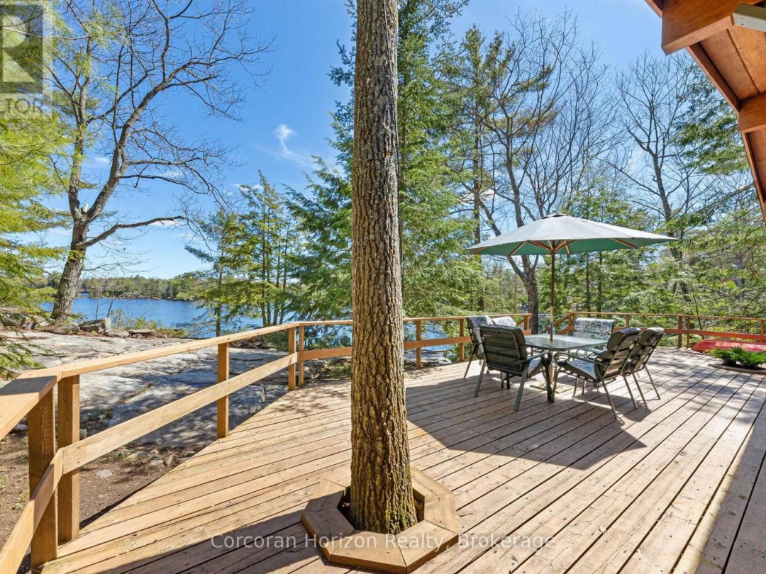 462 ISLAND 90 ISLAND, Six Mile Lake