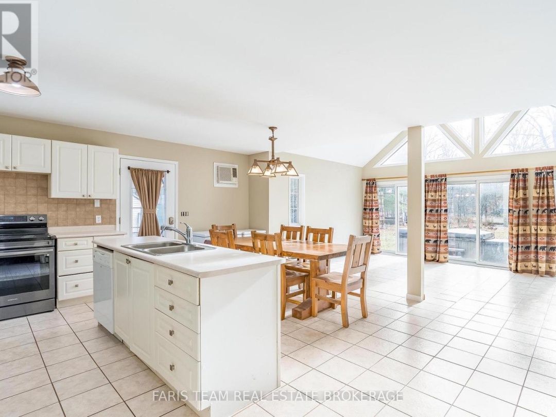 7516 ISLAND CRESCENT, Black River