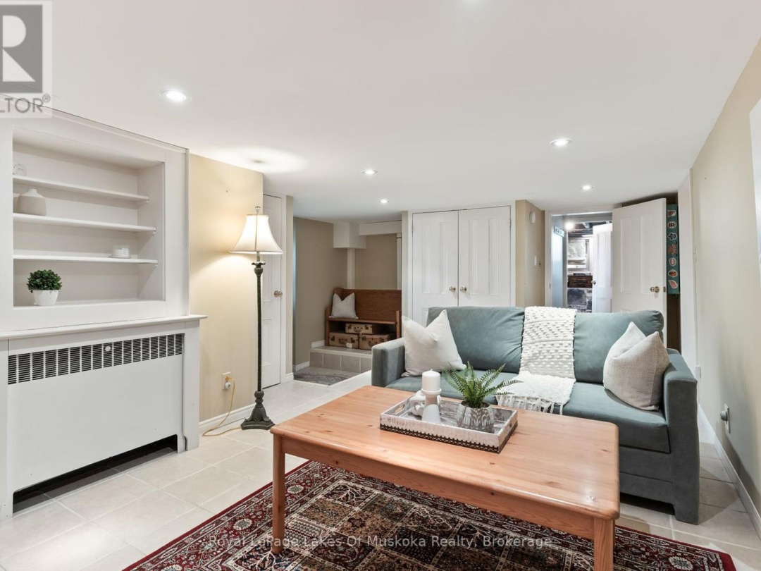 229 FRASERBURG ROAD, Bracebridge (Macaulay)