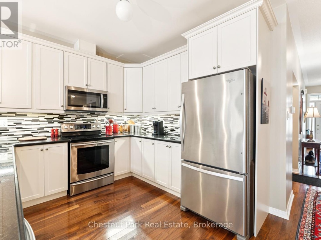 9 STORMONT COURT, Muskoka River