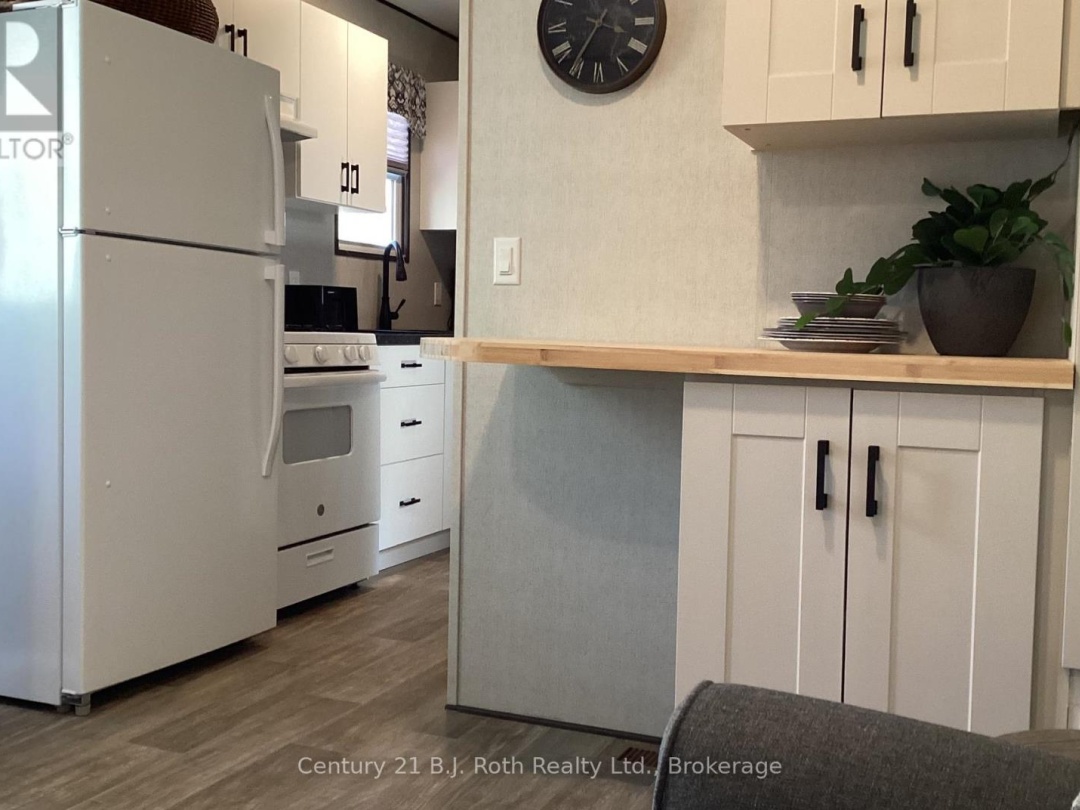 719 POPLAR CRESCENT, Bonnie Lake