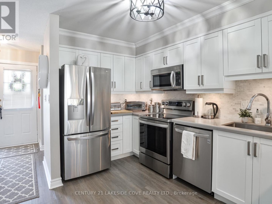 UNIT 4 - 4 PARADISE BOULEVARD, Lake Simcoe