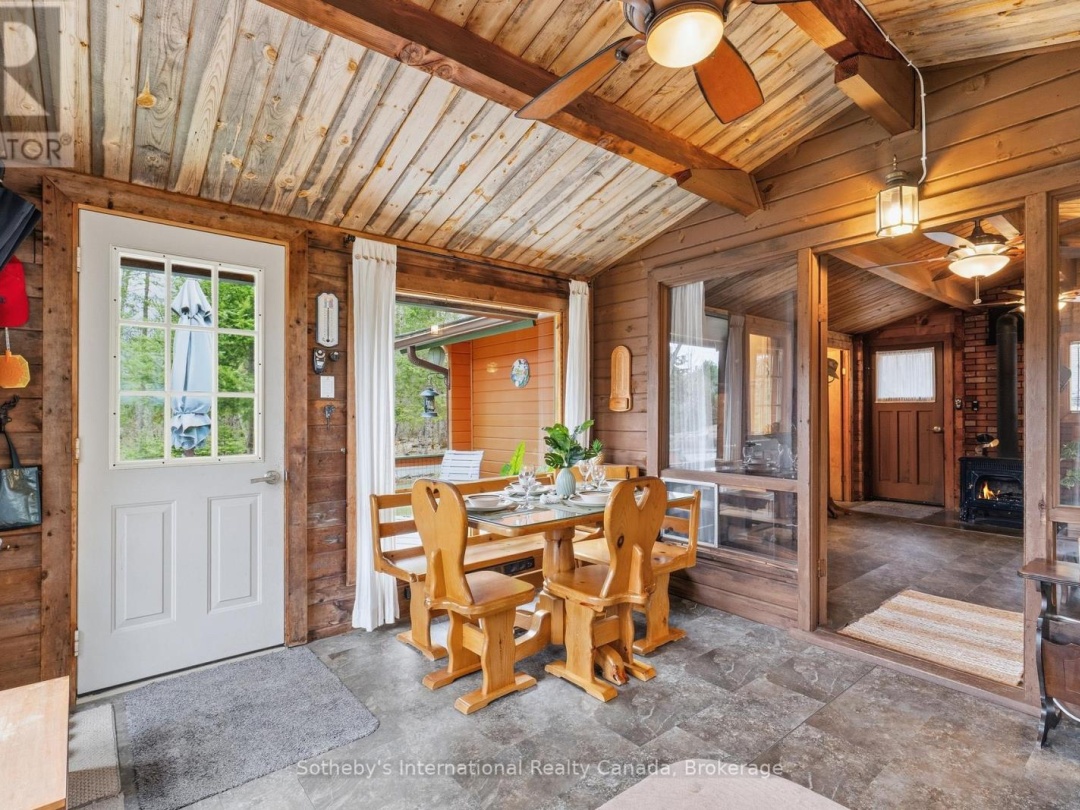 1041 CROCKFORD LANE S, Muskoka River