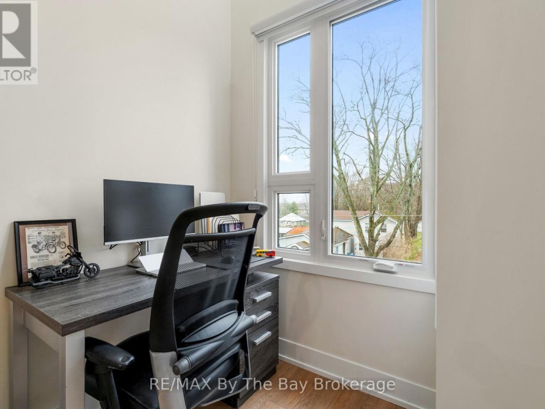 8 BRU LOR LANE, Lake Simcoe