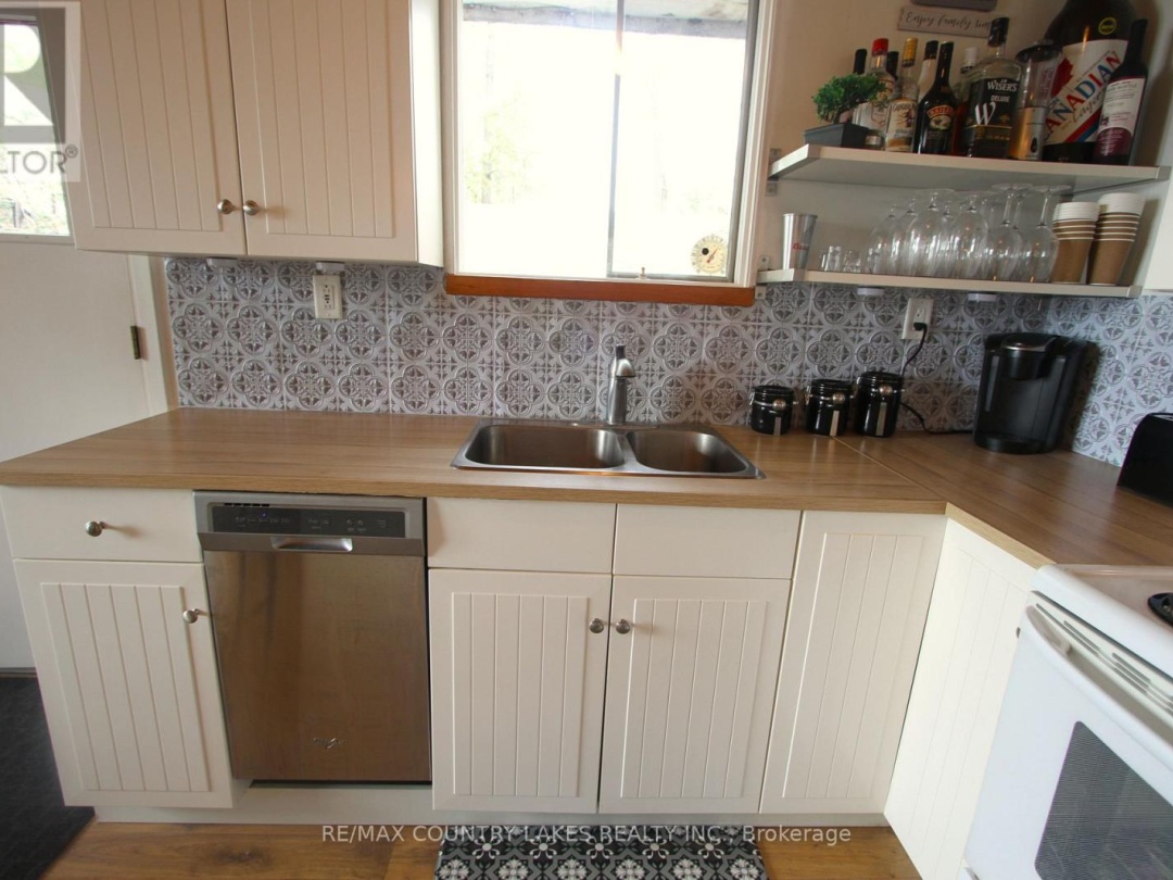 31 HILLCREST AVENUE, Mitchell Lake