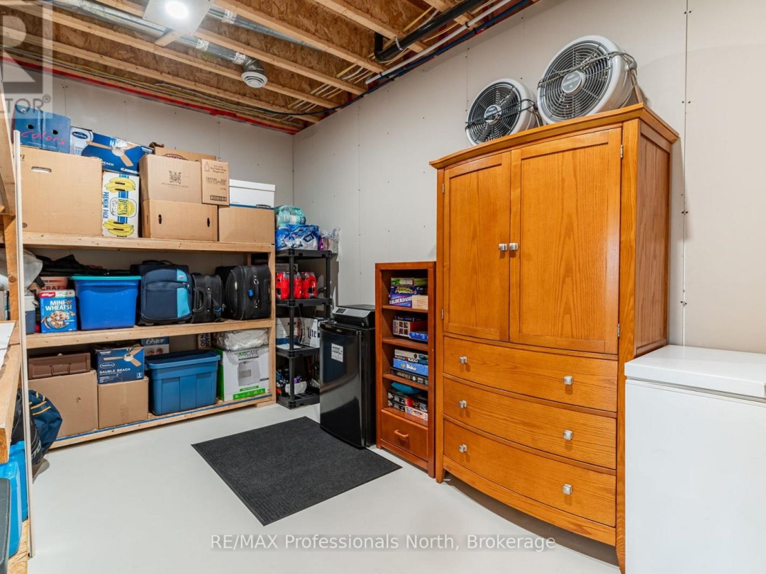 5997 KENNISIS LAKE ROAD, Kennisis Lake