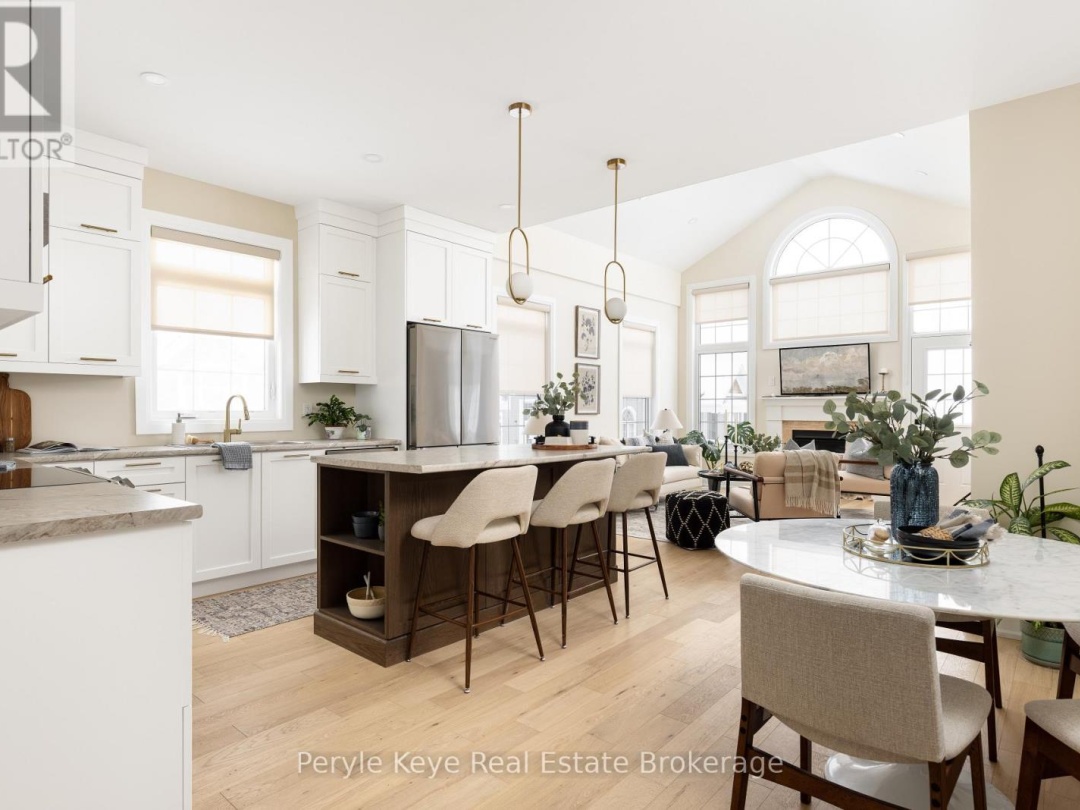 2 LEEDS COURT, Muskoka River