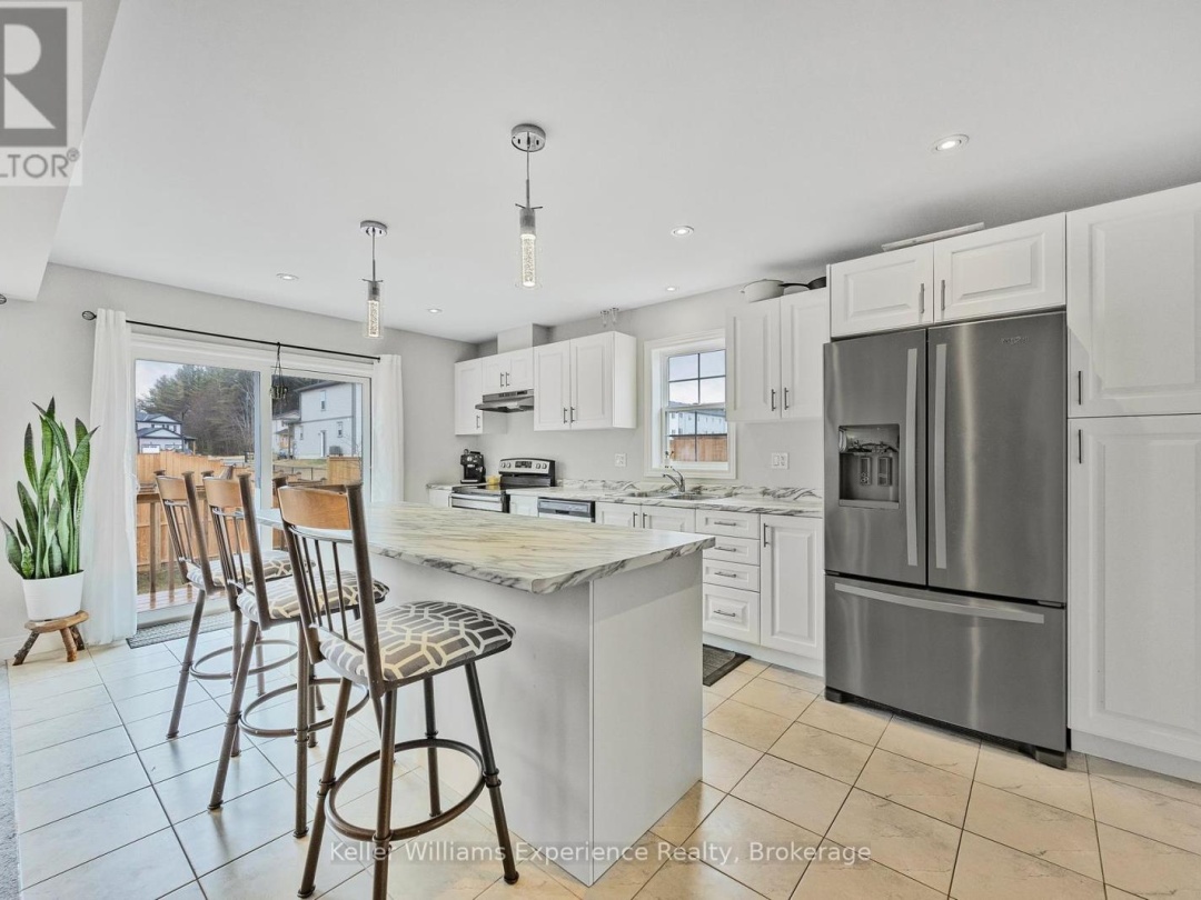 8 QUINN FOREST DRIVE, Bracebridge (Macaulay)