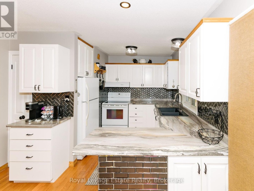 1157 BETWEEN LAKES TRAIL, 
