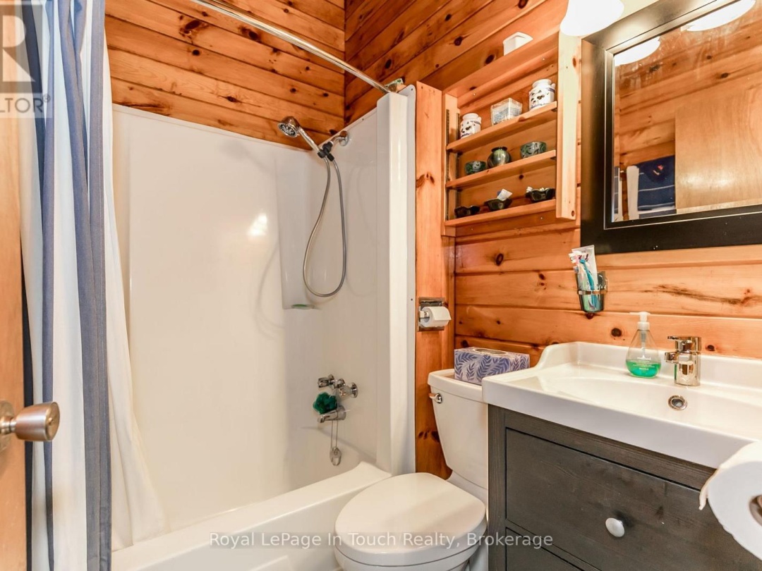 B207-7 WAHSOUNE ISLAND, Georgian Bay