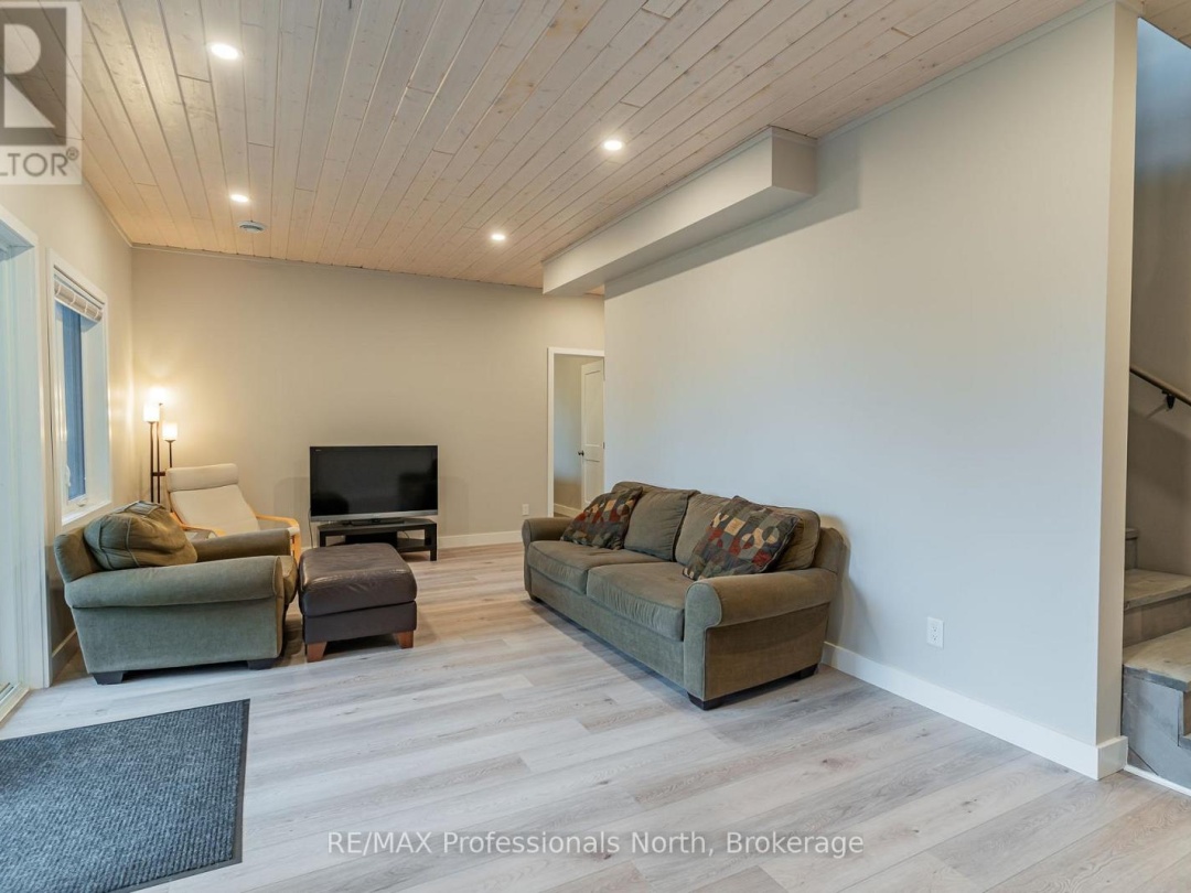 5997 KENNISIS LAKE ROAD, Kennisis Lake