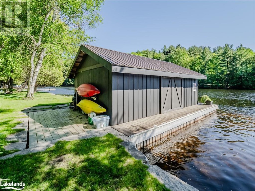 1045 Maplewood Road E, Muskoka River