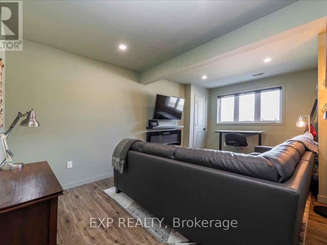 51 HUNTER AVENUE, Tay (Victoria Harbour)
