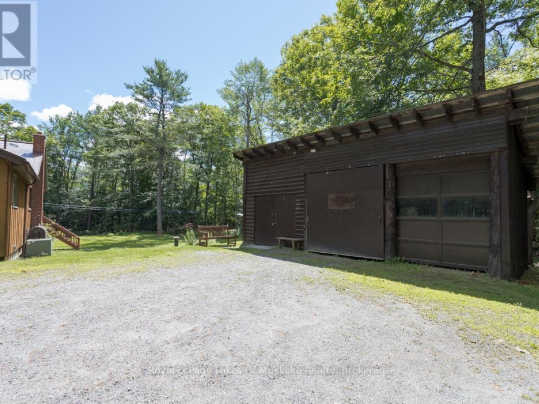 10 MUSKOKA PINES ROAD, 