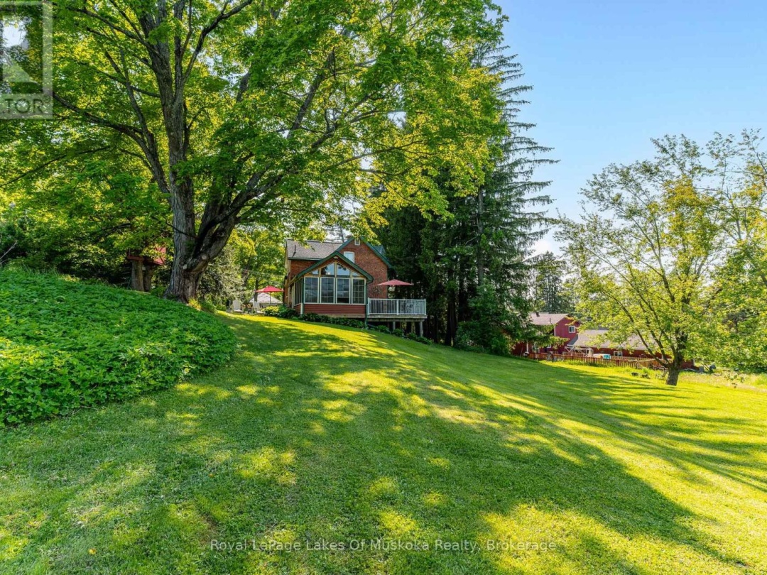 229 FRASERBURG ROAD, Bracebridge (Macaulay)