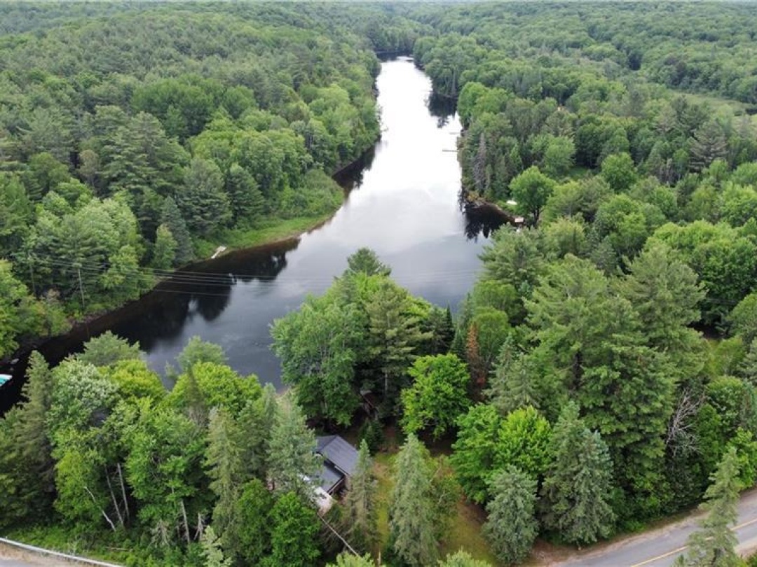 2424 Fraserburg Road, Muskoka River