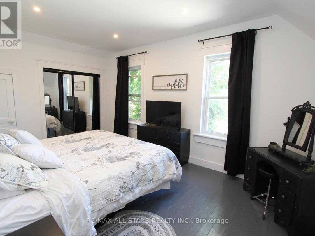 21 FRANCIS STREET E, 