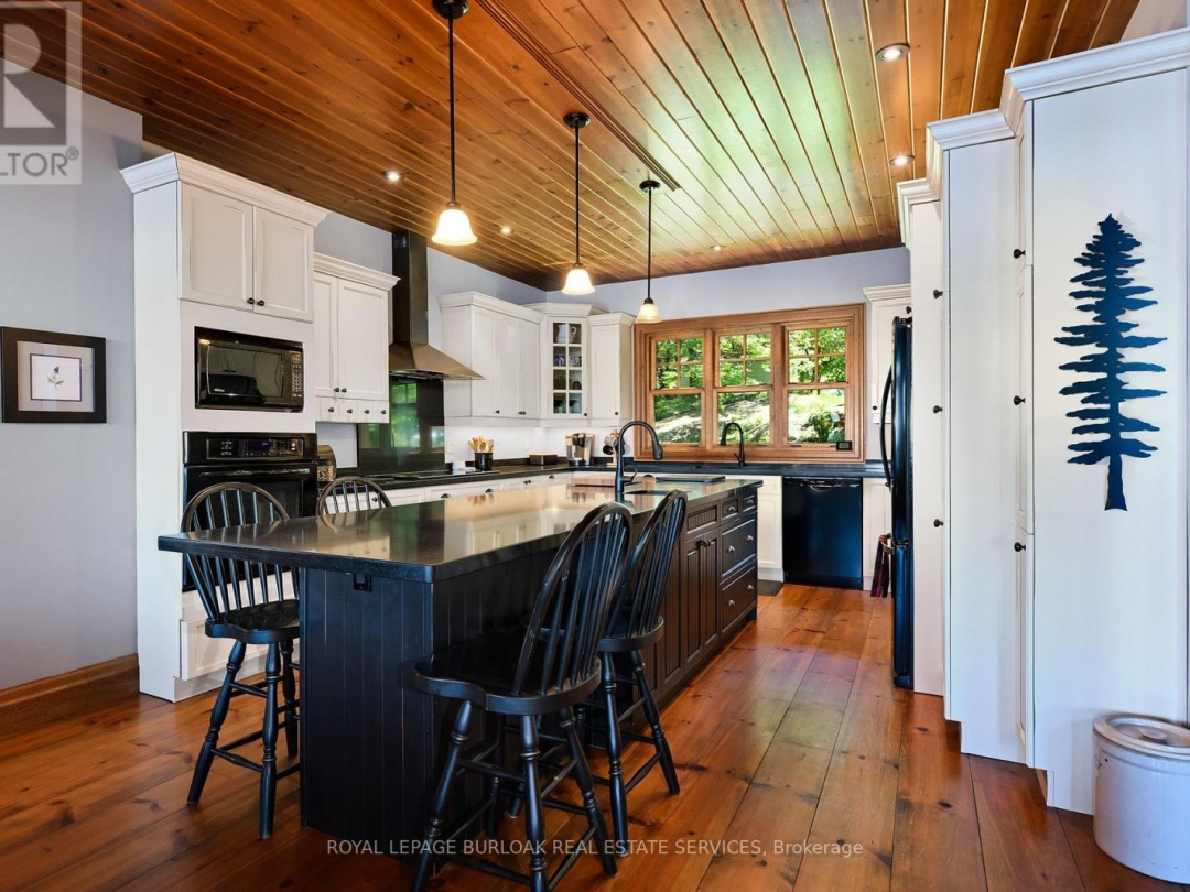 990 HASKETT'S DRIVE, Six Mile Lake