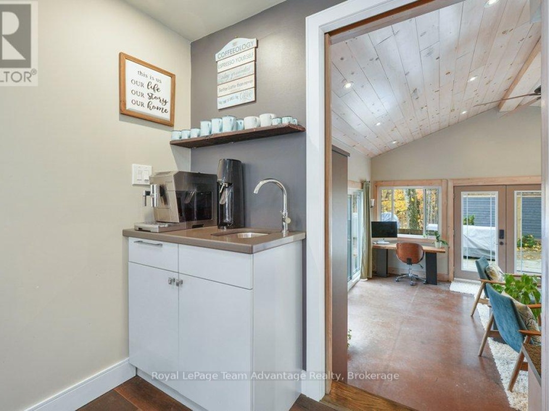 34 BEECHWOOD LANE, Hooton Lake