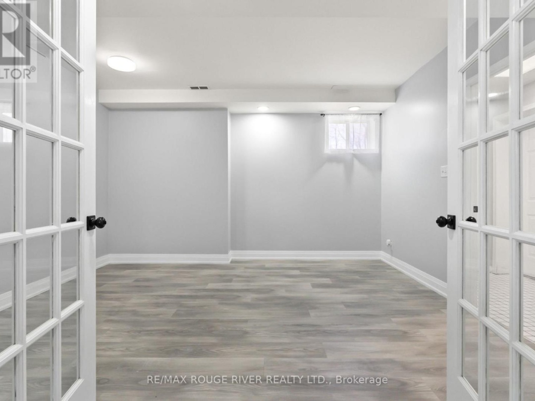 495 LAKELAND CRESCENT, 
