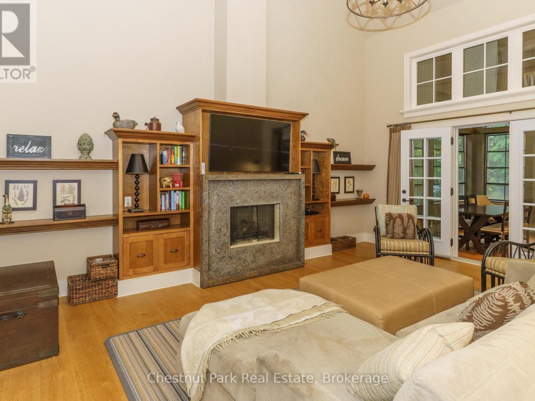 501 GLEN ABBEY WAY E, 