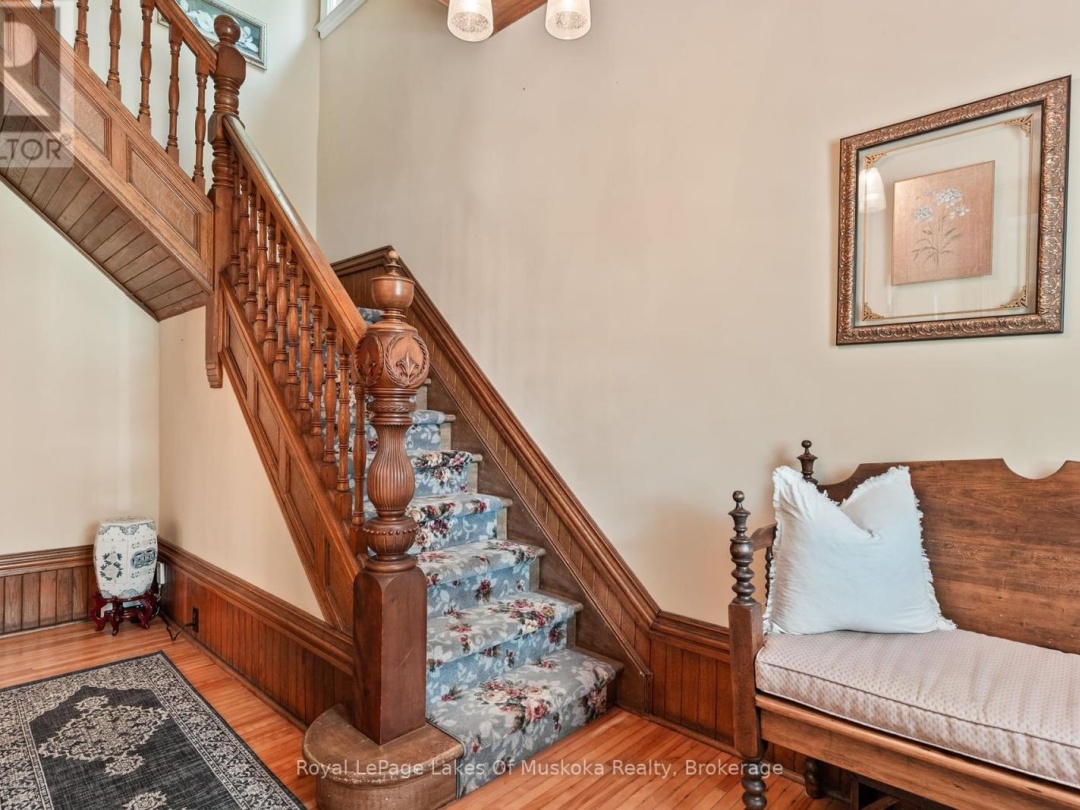 229 FRASERBURG ROAD, Bracebridge (Macaulay)