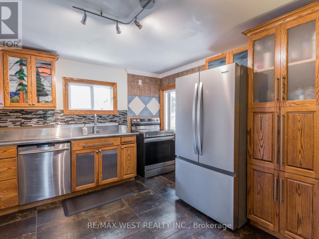 8 ROBINS LANE, 