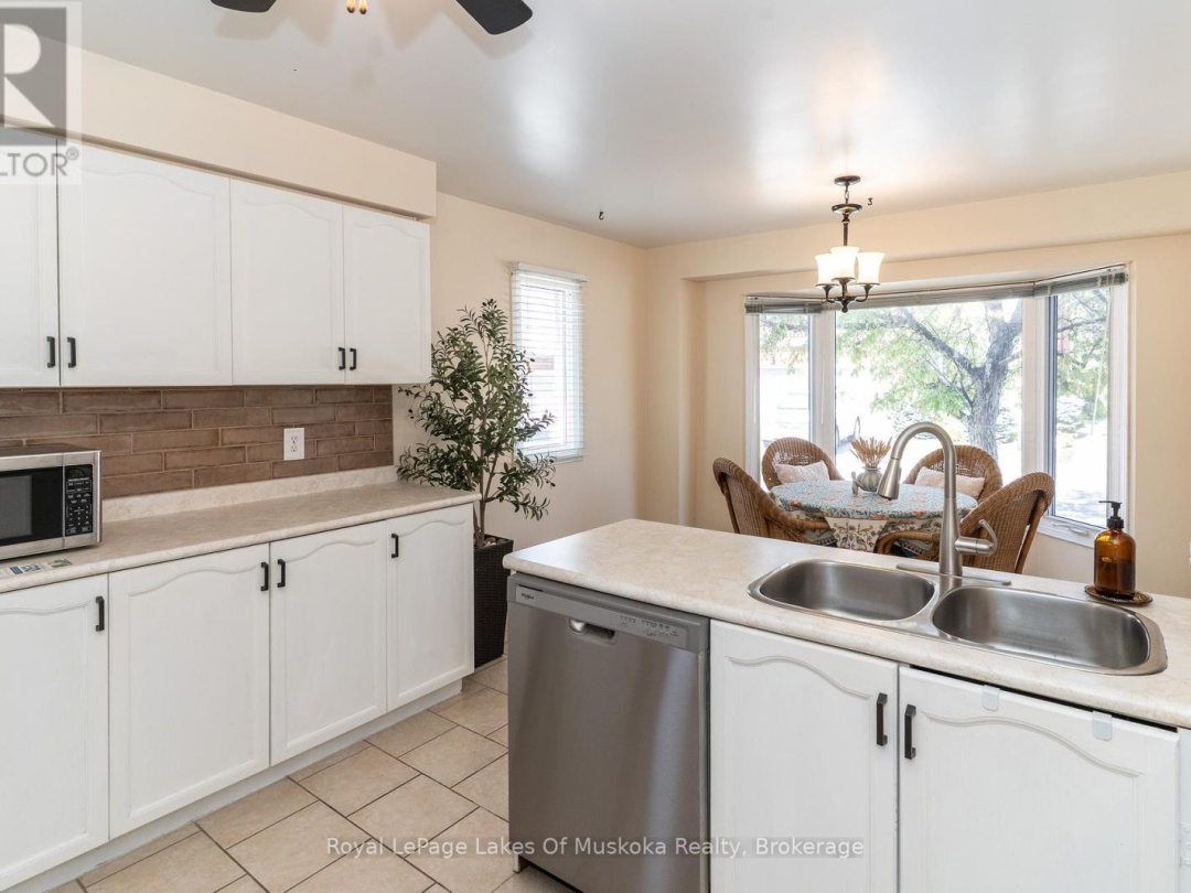 50 SHORELINE DRIVE, Muskoka River