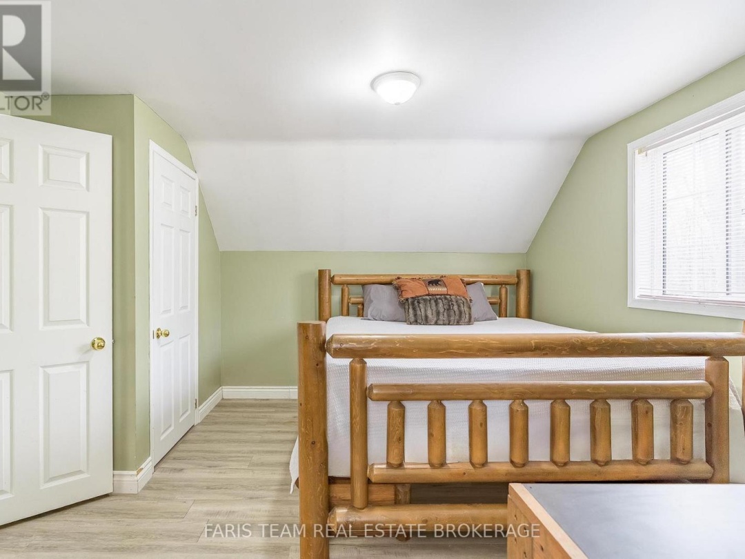 7516 ISLAND CRESCENT, Black River