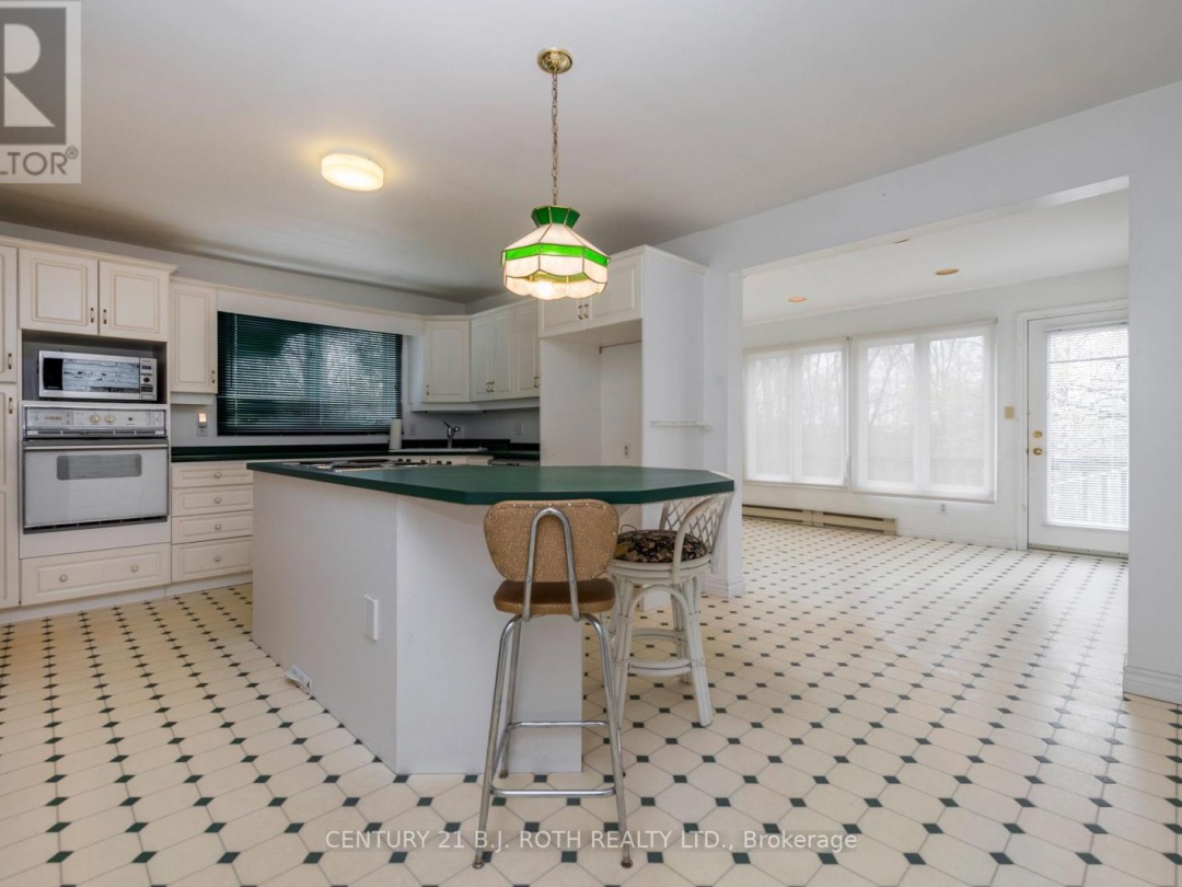 1076 BIRCHCLIFFE CRESCENT, Severn