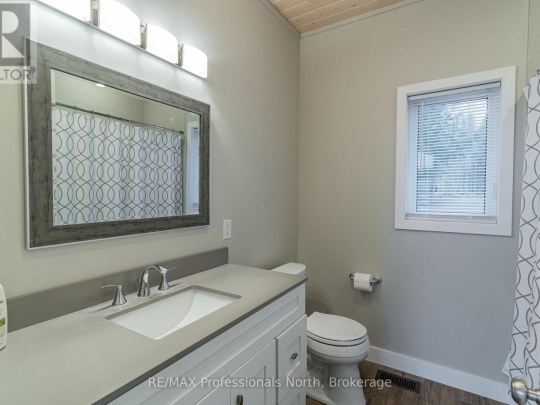 5997 KENNISIS LAKE ROAD, Kennisis Lake