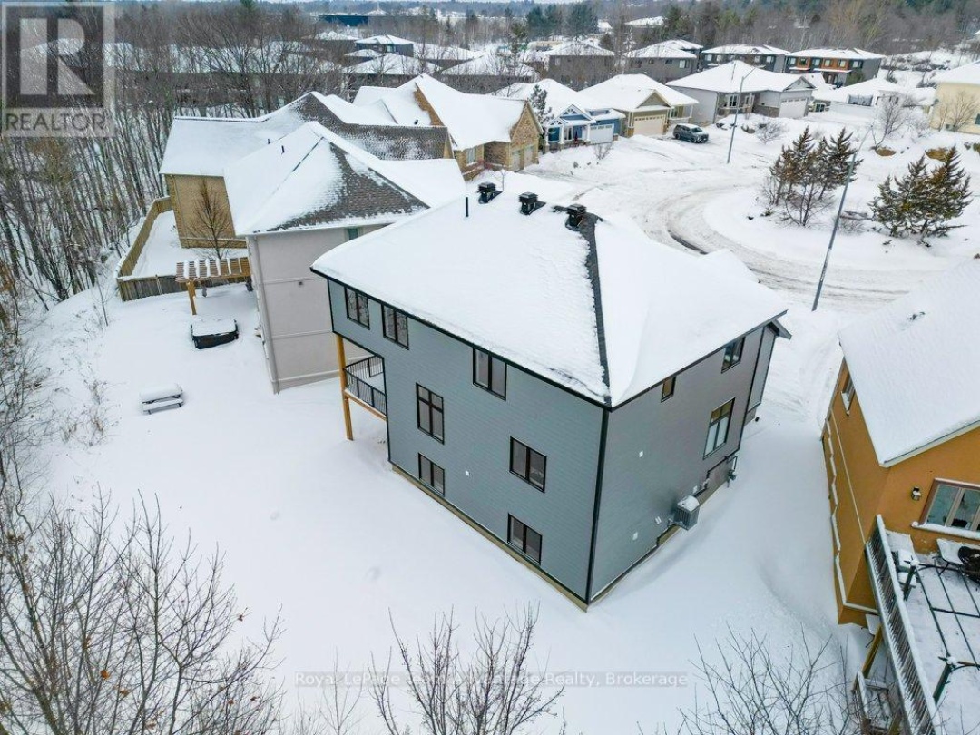 18 AVERY COURT, Parry Sound