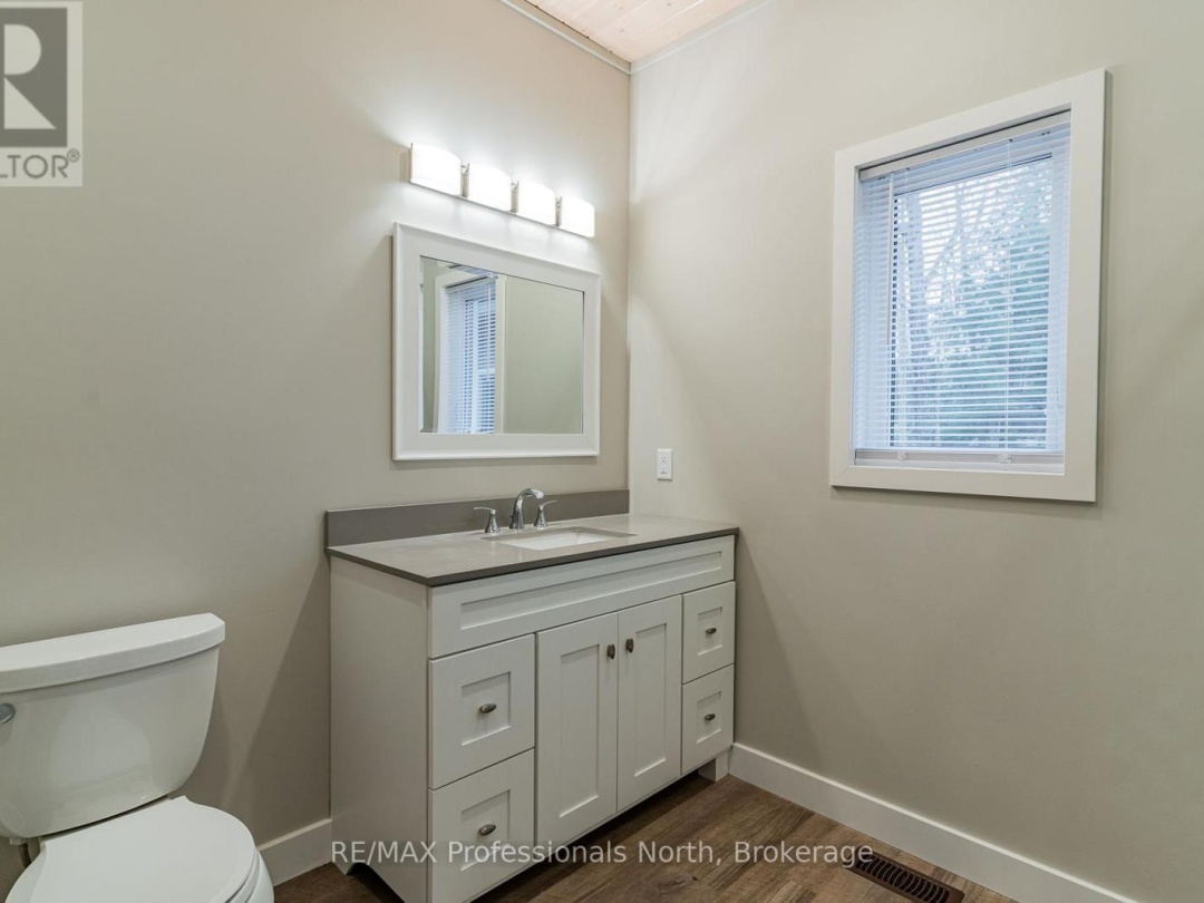 5997 KENNISIS LAKE ROAD, Kennisis Lake