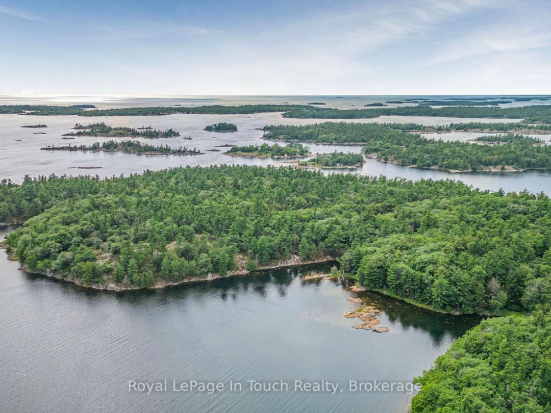 B207-10 WAHSOUNE ISLAND, Georgian Bay