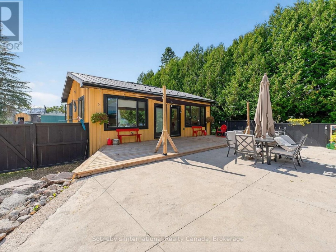 1082 BEAUMONT FARM ROAD, Muskoka River
