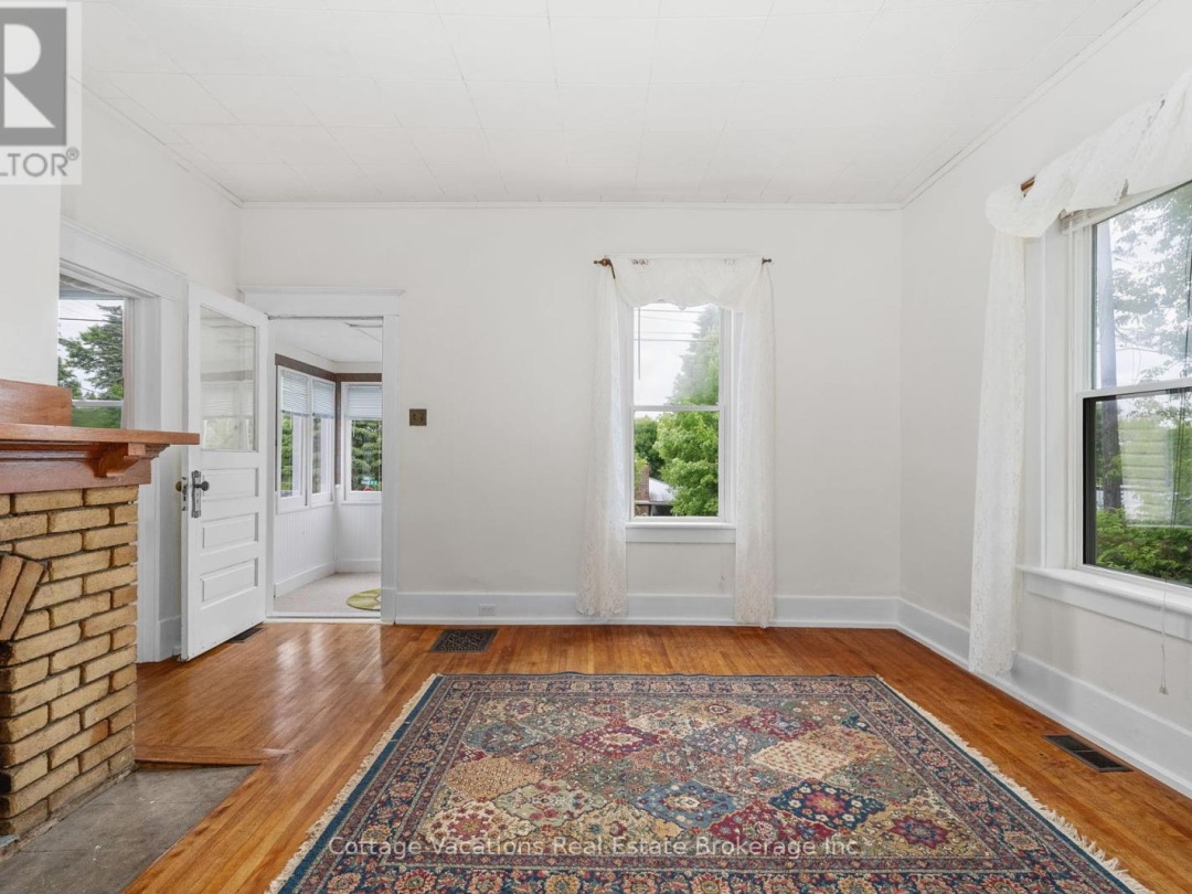 1 DUNCAN STREET E, 