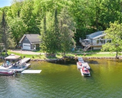 Cottage for Sale on Horseshoe Lake