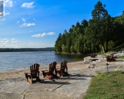 Cottage for Sale on Mountain Lake