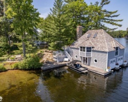 Cottage for Sale on Gloucester Pool